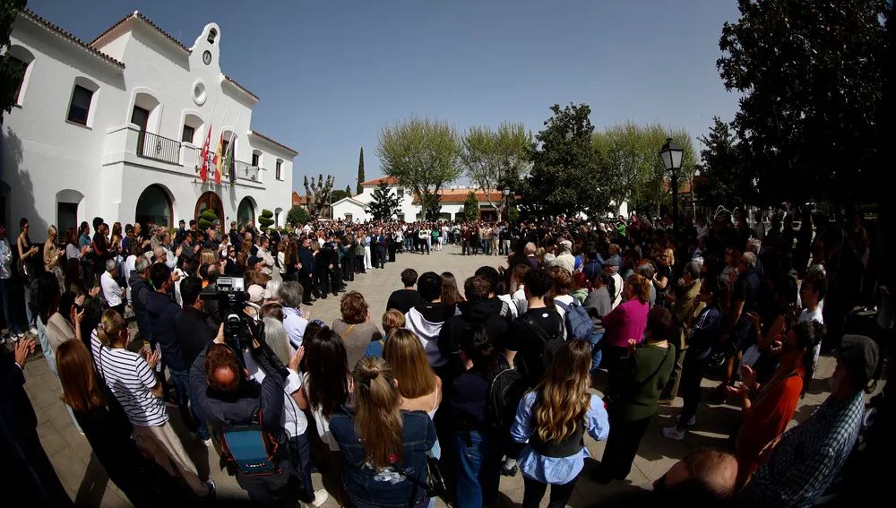 Familiares y amigos guardan un minuto de silencio este viernes en la Plaza España del Ayuntamiento de Villanueva de la Cañada Familiares y amigos guardan un minuto de silencio este viernes en la Plaza España del Ayuntamiento de Villanueva de la Cañada