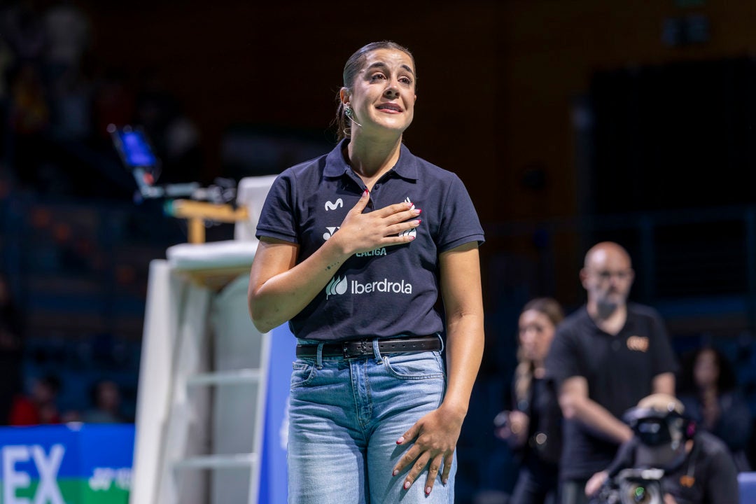 Carolina Marín se despide en un emotivo homenaje en Huelva: "Tenemos que priorizar la salud antes de seguir pensando que podemos con todo" Carolina Marín se despide en un emotivo homenaje en Huelva: "Tenemos que priorizar la salud antes de seguir pensando que podemos con todo"