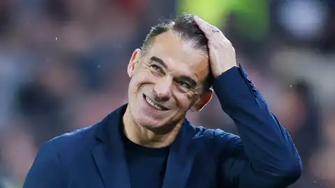 El entrenador del Sevilla, Luis García, durante el partido de LaLiga de fútbol que Sevilla FC y Atlético de Madrid disputan este sábado en estadio Ramón Sánchez-Pizjuán. El entrenador del Sevilla, Luis García, durante el partido de LaLiga de fútbol que Sevilla FC y Atlético de Madrid disputan este sábado en estadio Ramón Sánchez-Pizjuán.