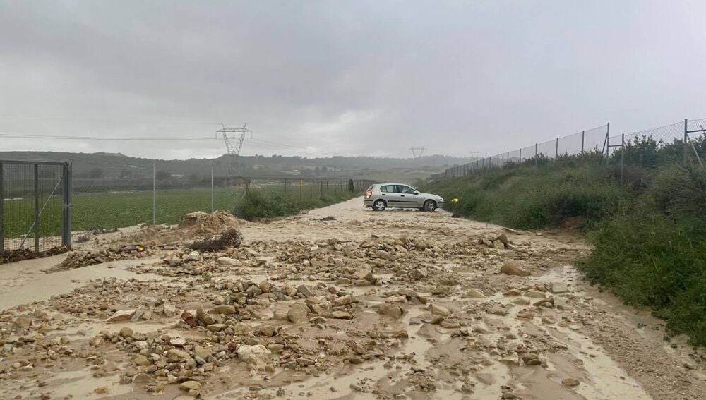 Estado del Camino Filipinas de San Miguel de Salinas tras un episodio de lluvias