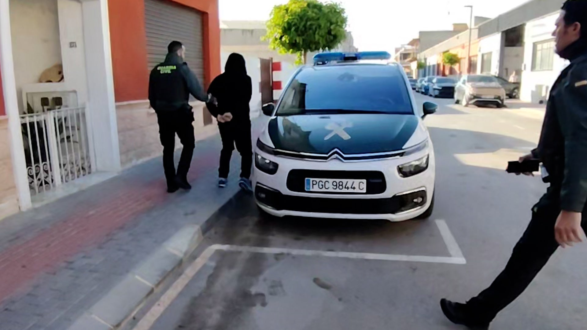 La Guardia Civil ha detenido en Dolores a un hombre de 32 años como presunto autor de tres estafas por 'smishing' La Guardia Civil ha detenido en Dolores a un hombre de 32 años como presunto autor de tres estafas por 'smishing'