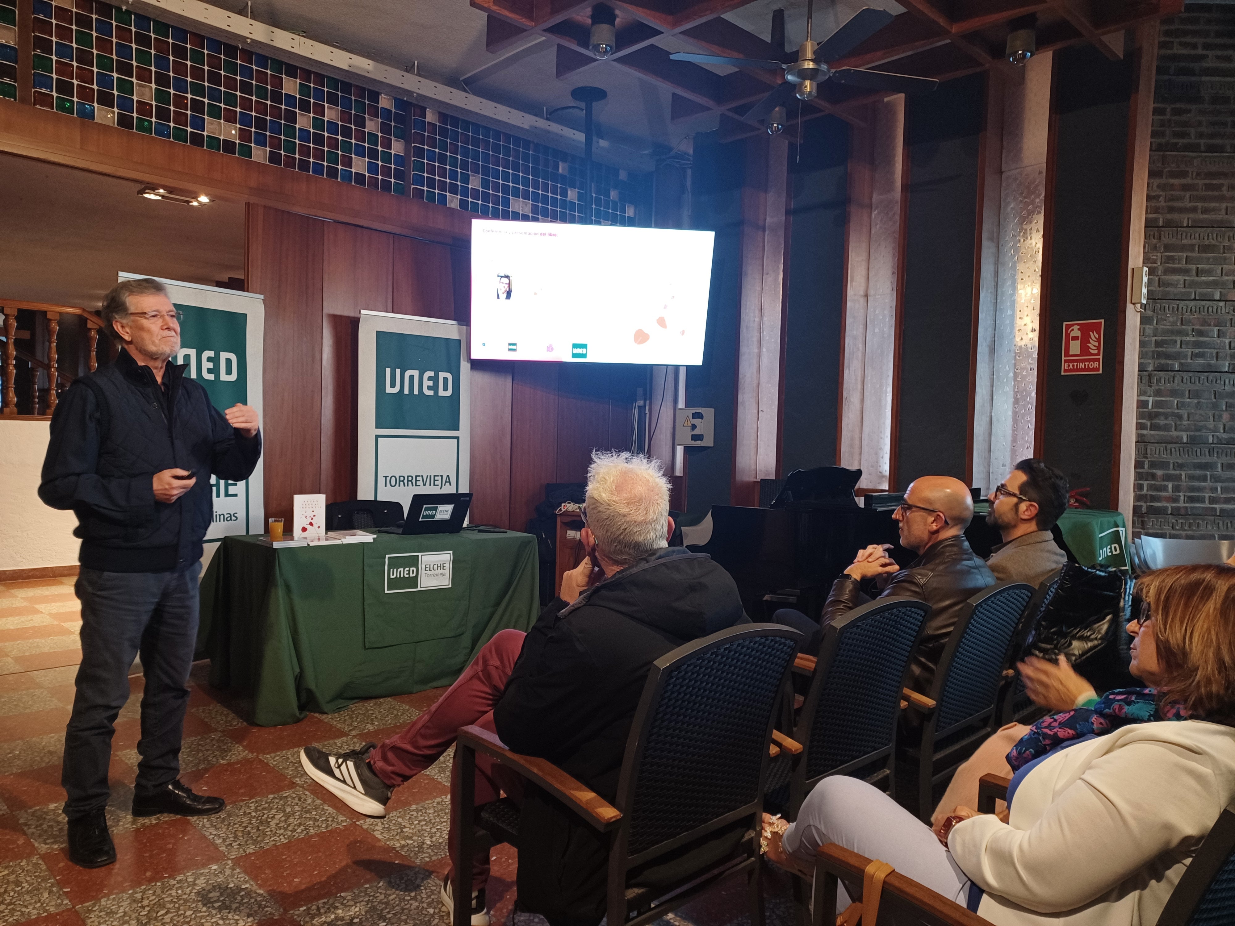 La doctora Rosa Cifuentes guía el nuevo curso de la UNED de Torrevieja con la salud y el bienestar como protagonistas La doctora Rosa Cifuentes guía el nuevo curso de la UNED de Torrevieja con la salud y el bienestar como protagonistas