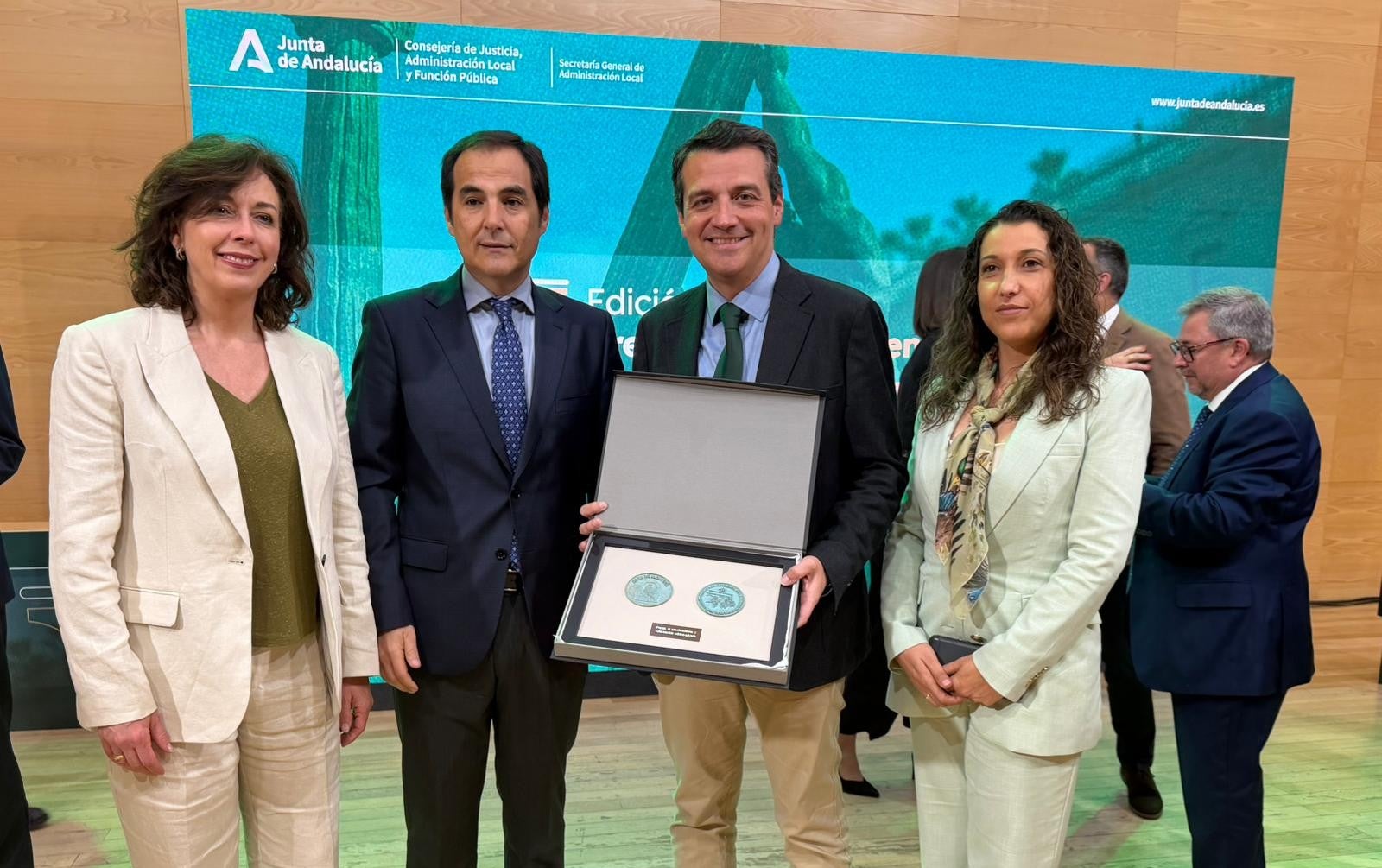 La FAMP recibe el Premio al asociacionismo y la colaboración público privada de los I Premios a la excelencia en la administración local. La FAMP recibe el Premio al asociacionismo y la colaboración público privada de los I Premios a la excelencia en la administración local.
