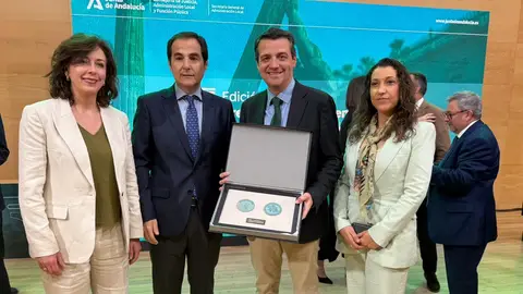 La FAMP recibe el Premio al asociacionismo y la colaboración público privada de los I Premios a la excelencia en la administración local. La FAMP recibe el Premio al asociacionismo y la colaboración público privada de los I Premios a la excelencia en la administración local.
