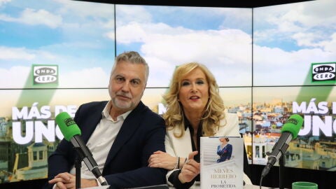 Nieves Herrero junto a Carlos Alsina