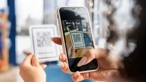 Móvil escaneando un código QR Móvil escaneando un código QR