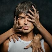 Manu Guix a la portada del seu nou treball discogràfic titulat 'Galàxies'