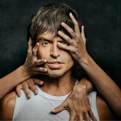 Manu Guix a la portada del seu nou treball discogràfic titulat 'Galàxies' Manu Guix a la portada del seu nou treball discogràfic titulat 'Galàxies'