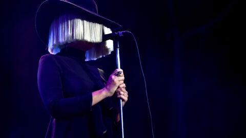Sia, durante una actuaci&oacute;n en 2015.
