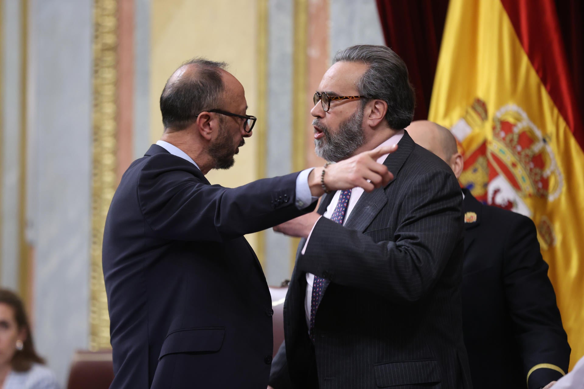 El vicepresidente de la cámara, Alfonso Rodríguez Gómez de Celis (i) discute con el diputado de Vox José María Sánchez El vicepresidente de la cámara, Alfonso Rodríguez Gómez de Celis (i) discute con el diputado de Vox José María Sánchez