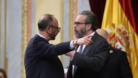 El vicepresidente de la cámara, Alfonso Rodríguez Gómez de Celis (i) discute con el diputado de Vox José María Sánchez El vicepresidente de la cámara, Alfonso Rodríguez Gómez de Celis (i) discute con el diputado de Vox José María Sánchez
