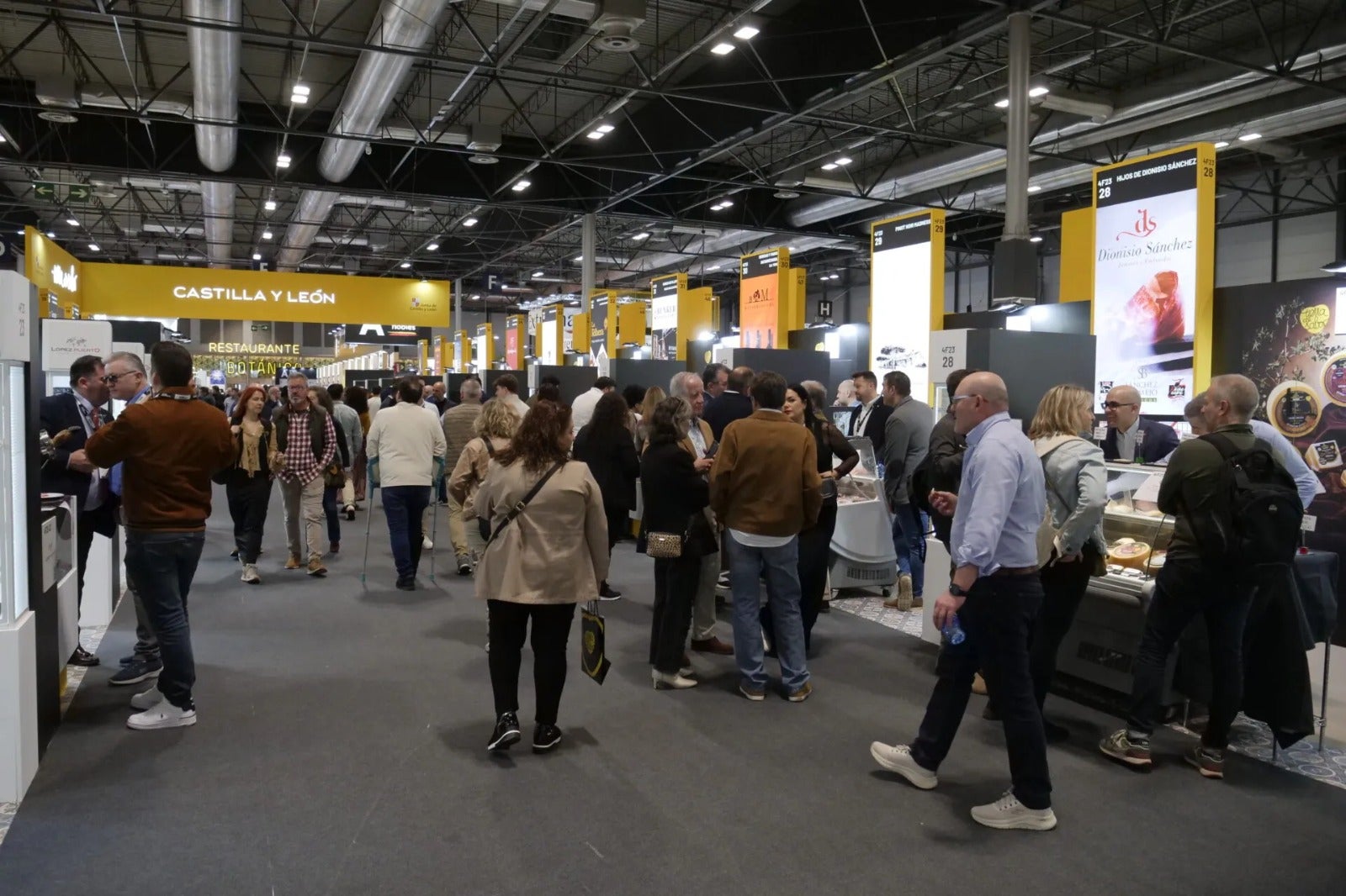 El beso de Irene Rosales y Guillermo Rosales tras separarse: "Ella no quiere que Kiko Rivera hable de él" El beso de Irene Rosales y Guillermo Rosales tras separarse: "Ella no quiere que Kiko Rivera hable de él"