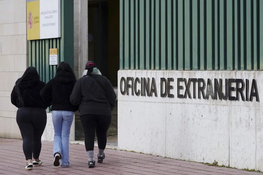 Comienza el plazo para pedir la regularización de migrantes de forma presencial: dónde hacer los trámites y requisitos Comienza el plazo para pedir la regularización de migrantes de forma presencial: dónde hacer los trámites y requisitos