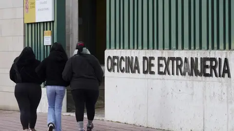 Peronas migrantes entrando en una Oficina de Extranjería Peronas migrantes entrando en una Oficina de Extranjería