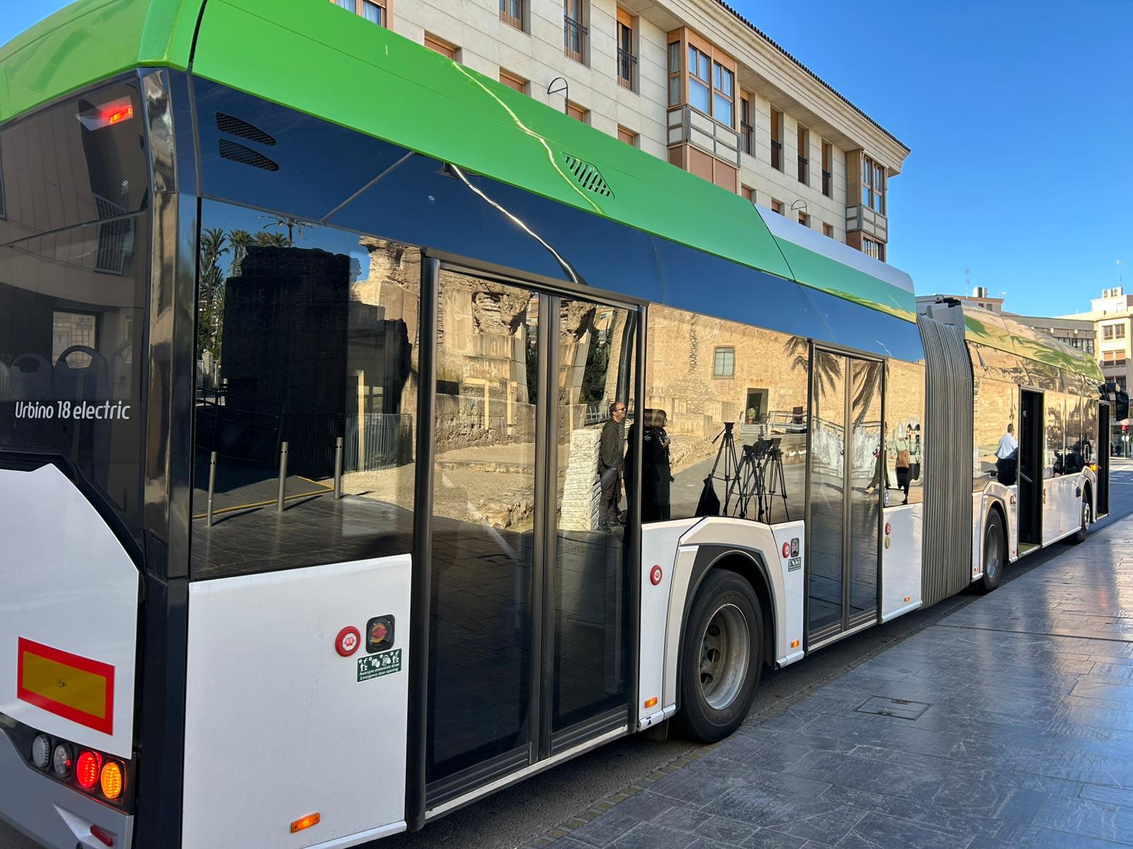 Elche prueba la viabilidad del uso de autobuses eléctricos articulados con capacidad para 120 pasajeros Elche prueba la viabilidad del uso de autobuses eléctricos articulados con capacidad para 120 pasajeros