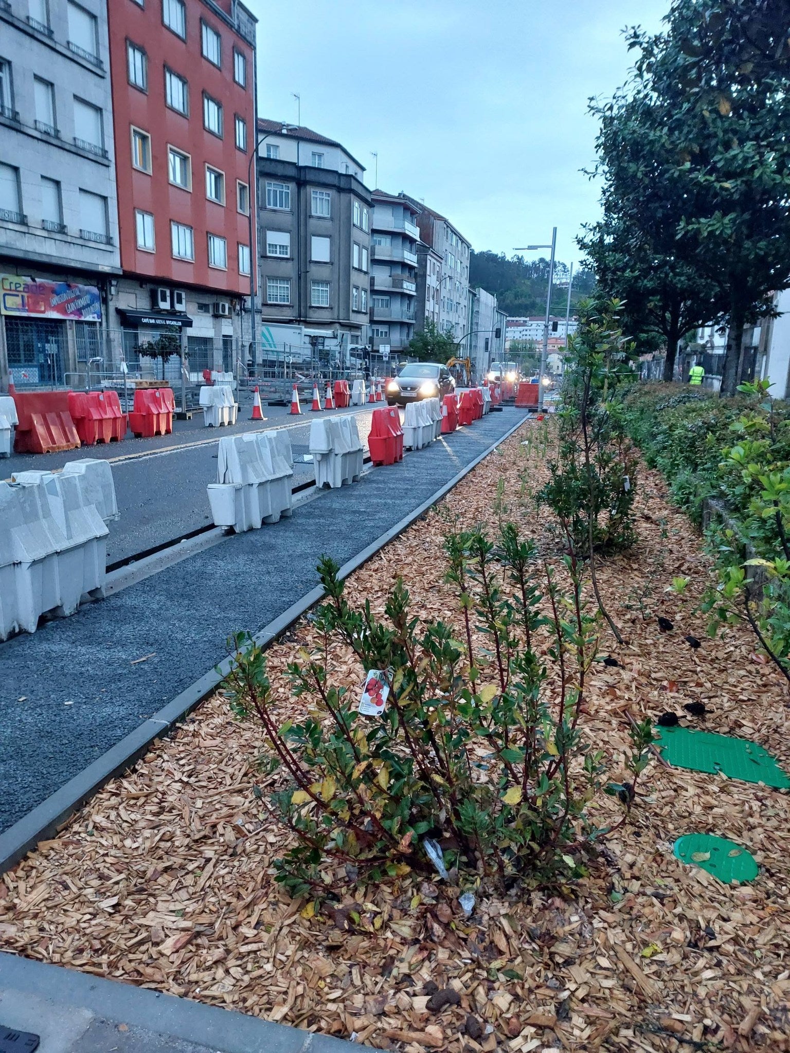 La alcaldesa Goretti Sanmartín visita las obras del Barrio Verde de Pontepedriña, donde se implementa un sistema pionero para la gestión de las aguas pluviales La alcaldesa Goretti Sanmartín visita las obras del Barrio Verde de Pontepedriña, donde se implementa un sistema pionero para la gestión de las aguas pluviales