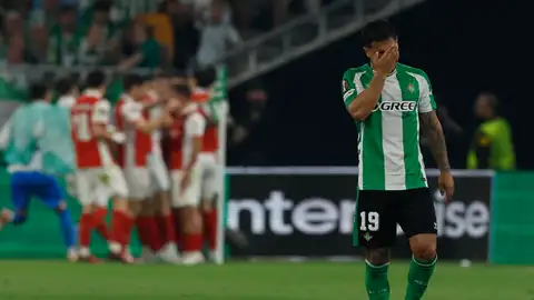 El Cucho Hernández, del Betis, tras el cuarto gol del SC Braga durante el partido de vuelta de cuartos de final de Liga Europa que disputan Real Betis y SC Braga este jueves en el estadio de La Cartuja, en Sevilla. El Cucho Hernández, del Betis, tras el cuarto gol del SC Braga durante el partido de vuelta de cuartos de final de Liga Europa que disputan Real Betis y SC Braga este jueves en el estadio de La Cartuja, en Sevilla.