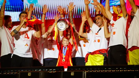 María Caamaño levanta la Eurocopa junto con los jugadores de la Selección