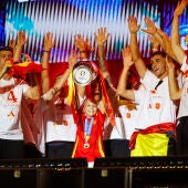 María Caamaño levanta la Eurocopa junto con los jugadores de la Selección