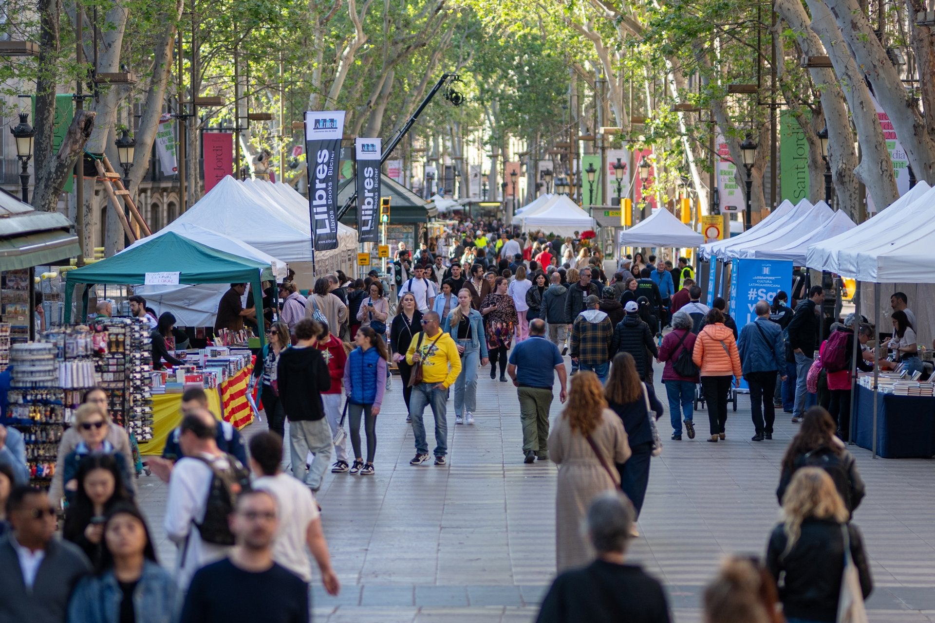 Sant Jordi es prepara per batre rècords a Barcelona malgrat les obres de la Rambla Sant Jordi es prepara per batre rècords a Barcelona malgrat les obres de la Rambla