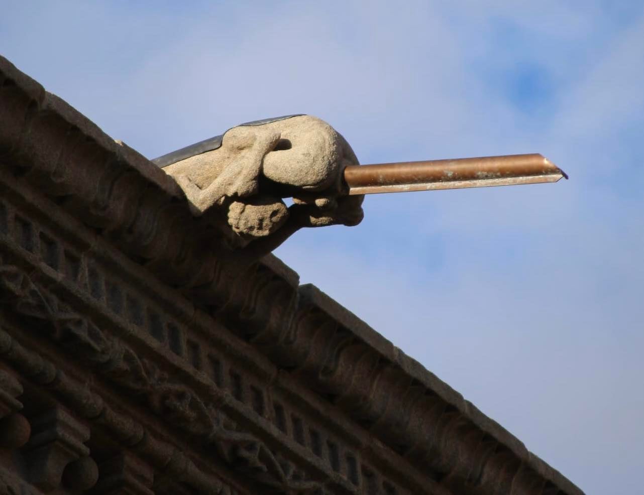 Apatrigal señala que "había otras soluciones como canalones ocultos" para las gárgolas del Hostal de los Reyes Católicos mientras vecinos de Santiago califican de "una auténtica aberración" los tubos instalados en los elementos Apatrigal señala que "había otras soluciones como canalones ocultos" para las gárgolas del Hostal de los Reyes Católicos mientras vecinos de Santiago califican de "una auténtica aberración" los tubos instalados en los elementos