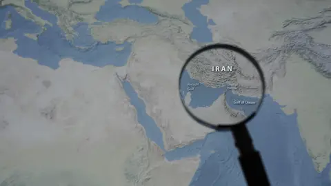 Foto en un mapa del estrecho de Ormuz Foto en un mapa del estrecho de Ormuz