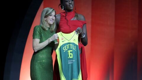 Awa Fam hace historia en el draft WNBA