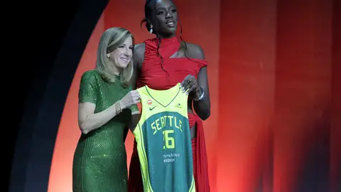 Awa Fam hace historia en el draft WNBA Awa Fam hace historia en el draft WNBA
