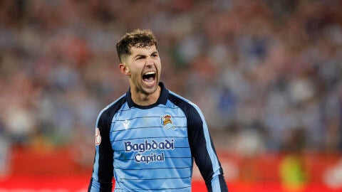 El guardameta de la Real Sociedad Unai Marrero tras parar el penalti de Alexander S&oslash;rloth durante la final de la Copa del Rey que enfrenta a Atl&eacute;tico de Madrid y Real Sociedad este s&aacute;bado en el estadio de La Cartuja, en Sevilla