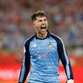 El guardameta de la Real Sociedad Unai Marrero tras parar el penalti de Alexander Sørloth durante la final de la Copa del Rey que enfrenta a Atlético de Madrid y Real Sociedad este sábado en el estadio de La Cartuja, en Sevilla