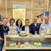 Tamara Castro, terceira pola esquerda, xunto con outros productores da provincia de Lugo, no posto de Sacrapastas, degustando galletas de Xián 