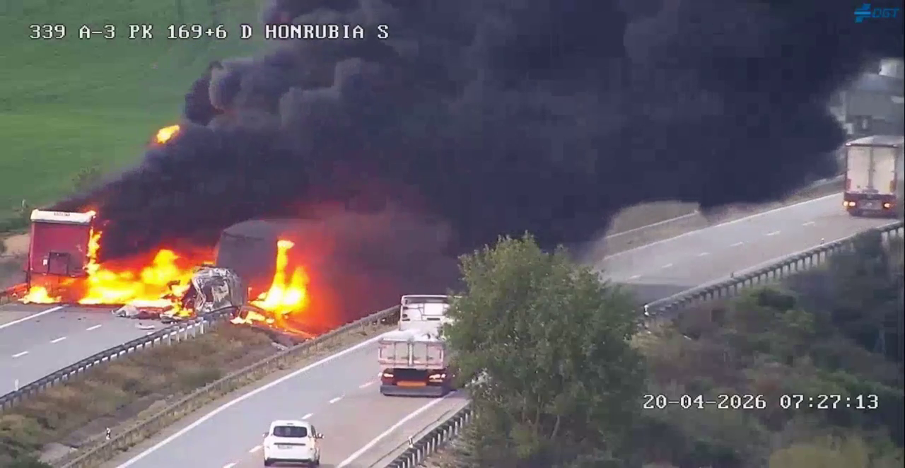 La colisión entre dos camiones provoca un espectacular incendio y el corte total de la A-3 a la altura de Honrubia La colisión entre dos camiones provoca un espectacular incendio y el corte total de la A-3 a la altura de Honrubia