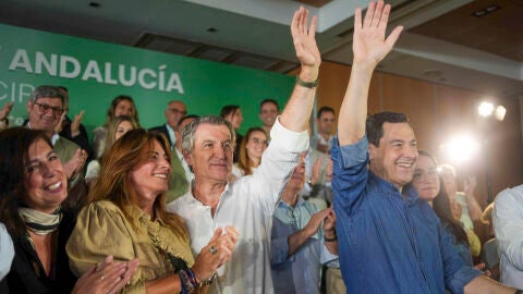 El presidente del Partido Popular, Alberto N&uacute;&ntilde;ez Feij&oacute;o, y el presidente de la Junta de Andaluc&iacute;a, Juanma Moreno