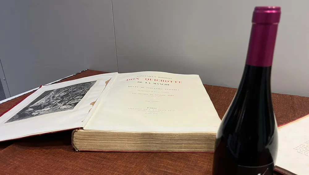 Ejemplar de el Quijote junto a una botella de vino manchego Ejemplar de el Quijote junto a una botella de vino manchego