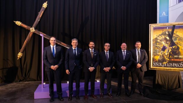 La Cofradía del Rocío presenta la 'Cruz del Mundo' y el cartel del 50 aniversario de Jesús Nazareno de los Pasos
