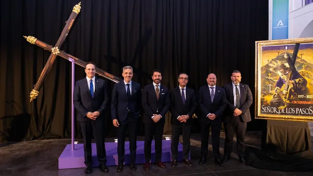 La Cofradía del Rocío presenta la 'Cruz del Mundo' y el cartel del 50 aniversario de Jesús Nazareno de los Pasos