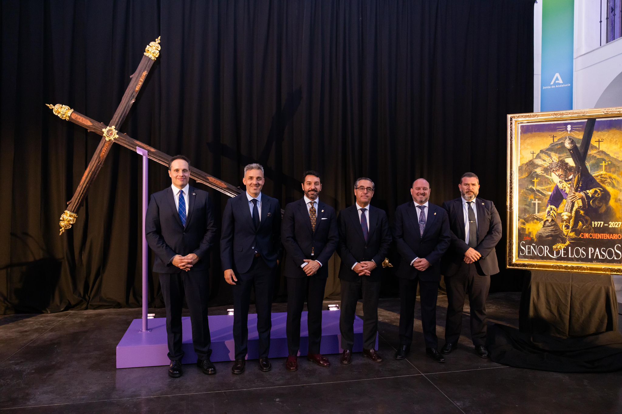La Cofradía del Rocío presenta la 'Cruz del Mundo' y el cartel del 50 aniversario de Jesús Nazareno de los Pasos La Cofradía del Rocío presenta la 'Cruz del Mundo' y el cartel del 50 aniversario de Jesús Nazareno de los Pasos