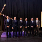 La Cofradía del Rocío presenta la 'Cruz del Mundo' y el cartel del 50 aniversario de Jesús Nazareno de los Pasos La Cofradía del Rocío presenta la 'Cruz del Mundo' y el cartel del 50 aniversario de Jesús Nazareno de los Pasos