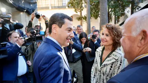 Juanma Moreno junto a María Jesús Montero el pasado 28 de febrero celebrando el día de Andalucía. Encuestas elecciones Andalucía: Moreno lograría la mayoría absoluta mientras Montero se quedaría por debajo de los 30 escaños