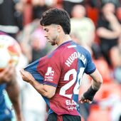 Hugo Alba celebra el tanto de la remontada del Eldense ante el Cartagena.
