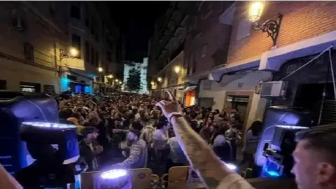 Verbena en una calle del barrio ZAS