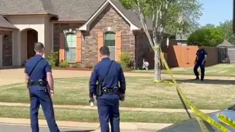 Policía custodiando una escena del crimen en Luisiana,EEUU Tiroteo masivo en Luisiana: un hombre mata a ocho niños, siete de los cuales eran sus hijos