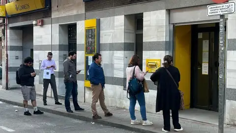 Andrés tarda una hora en presentar su solicitud de regularización en una oficina de Correos de Madrid con nula afluencia Andrés tarda una hora en presentar su solicitud de regularización en una oficina de Correos de Madrid con nula afluencia