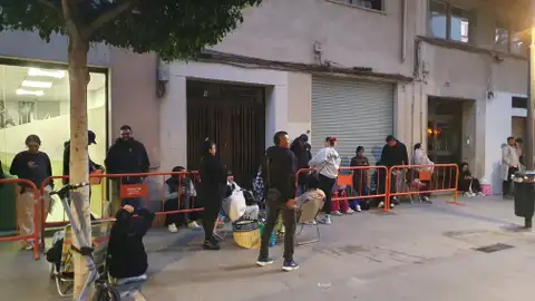 Cientos de personas pasan la noche a la cola en el ayuntamiento para obtener la regularización Cientos de personas pasan la noche a la cola en el ayuntamiento para obtener la regularización