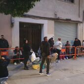 Cientos de personas pasan la noche a la cola en el ayuntamiento para obtener la regularización