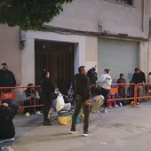 Cientos de personas pasan la noche a la cola en el ayuntamiento para obtener la regularización Cientos de personas pasan la noche a la cola en el ayuntamiento para obtener la regularización