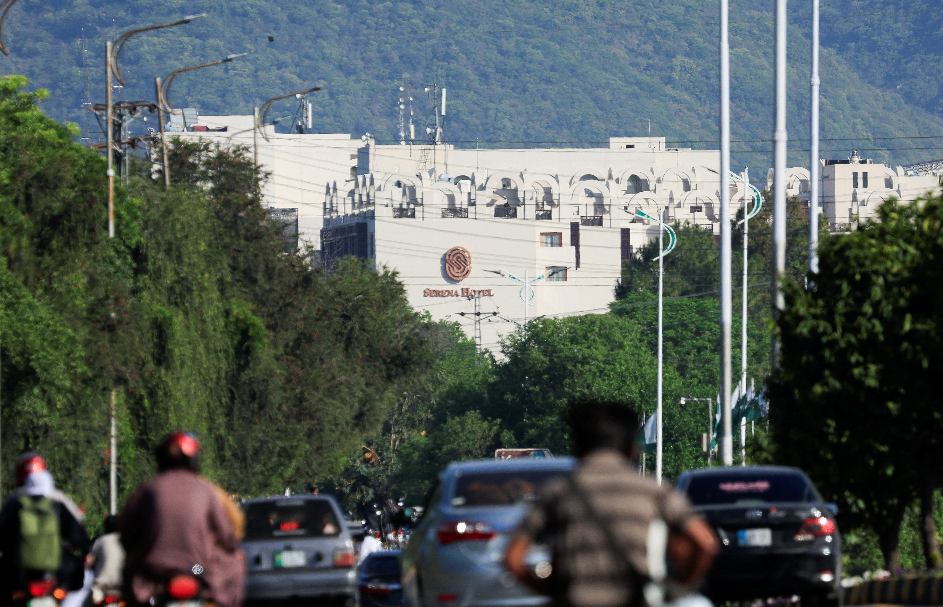 Vehículos circulan por una carretera que conduce al hotel Serena, sede de la segunda fase de las conversaciones de paz entre Estados Unidos e Irán Vehículos circulan por una carretera que conduce al hotel Serena, sede de la segunda fase de las conversaciones de paz entre Estados Unidos e Irán