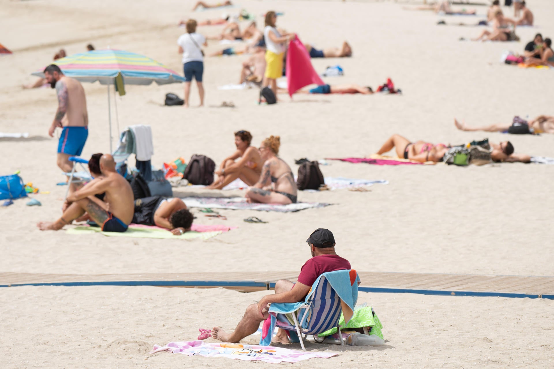 Los bañistas se refugian del calor en Playa Chica este domingo en Puerto del Rosario, Fuerteventura. Los bañistas se refugian del calor en Playa Chica este domingo en Puerto del Rosario, Fuerteventura.