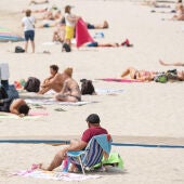 Los bañistas se refugian del calor en Playa Chica este domingo en Puerto del Rosario, Fuerteventura.