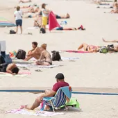 Los bañistas se refugian del calor en Playa Chica este domingo en Puerto del Rosario, Fuerteventura. Los bañistas se refugian del calor en Playa Chica este domingo en Puerto del Rosario, Fuerteventura.